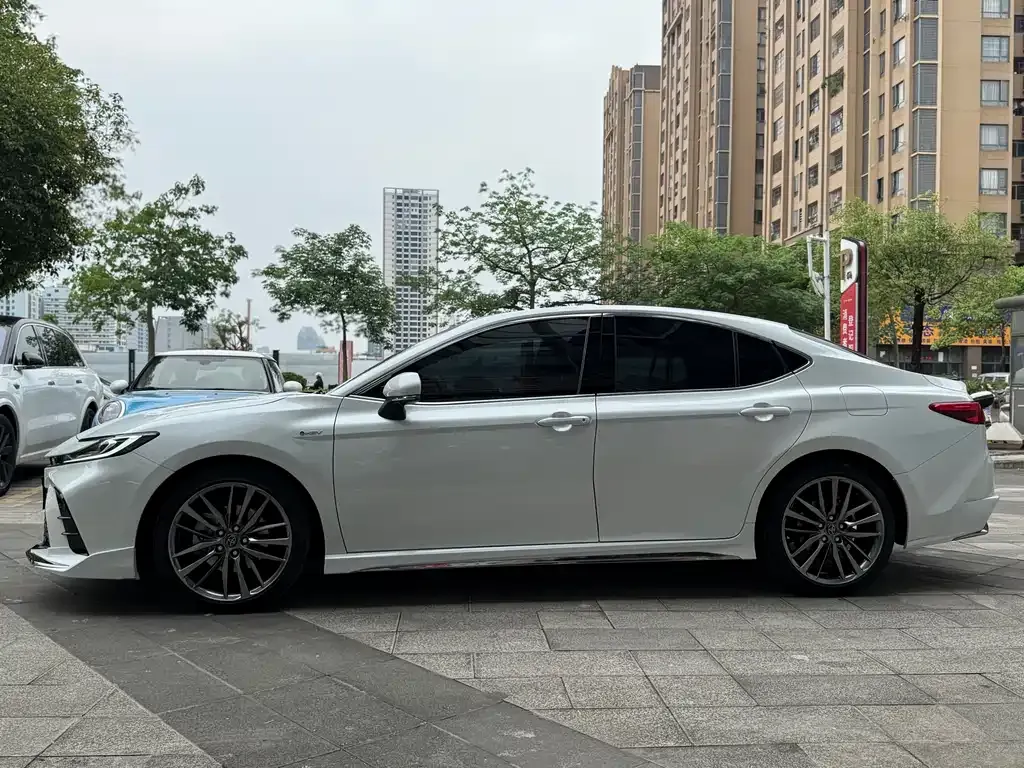Toyota Camry — фото 5