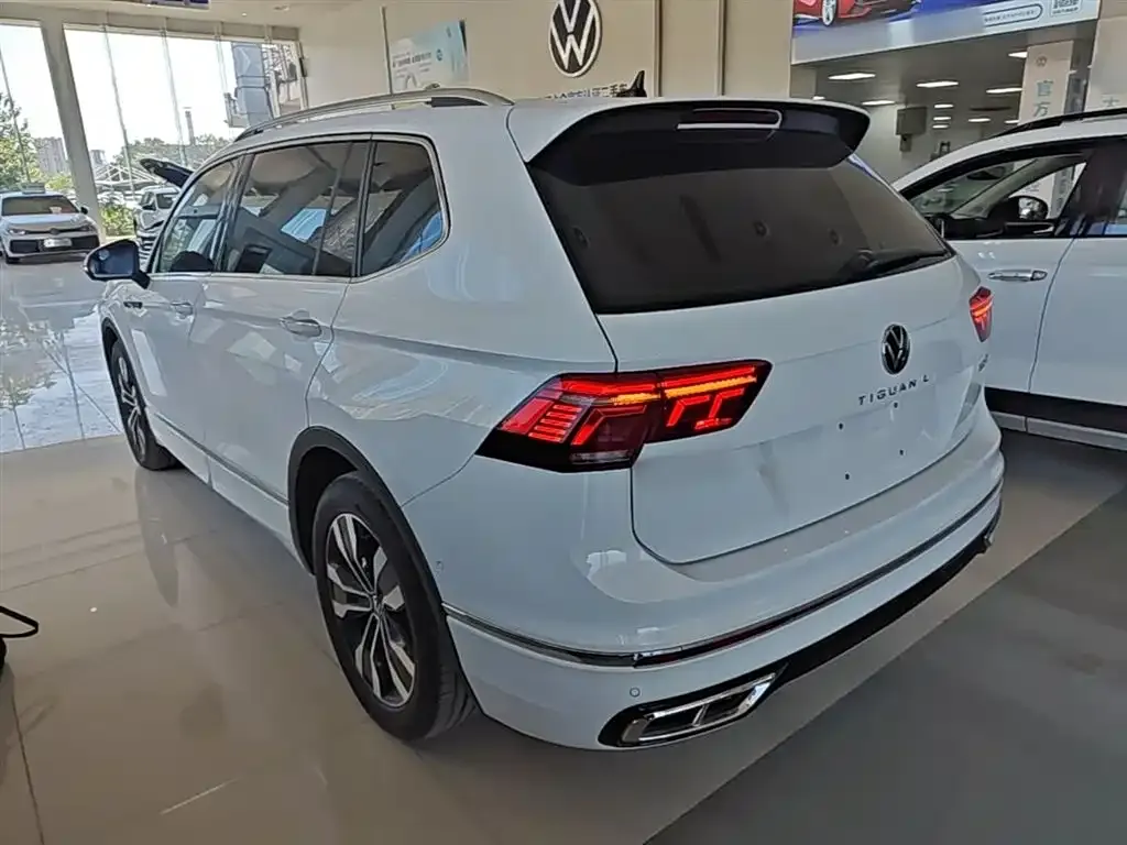 Volkswagen Tiguan L — фото 10