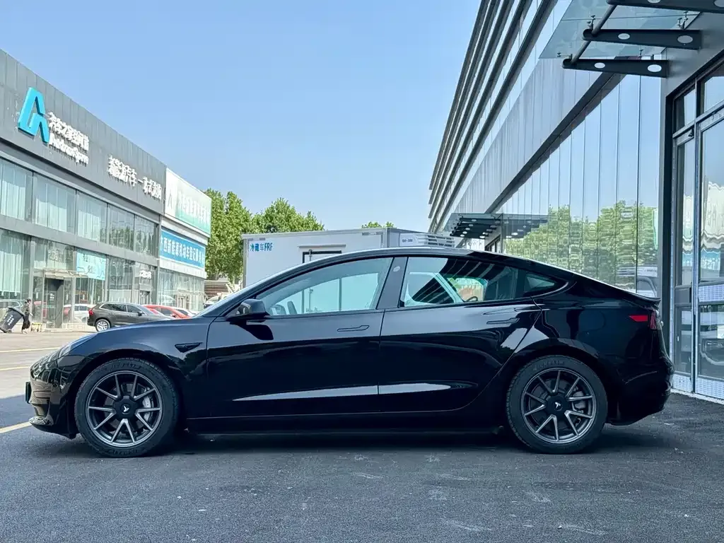 Tesla Model 3 — фото 2