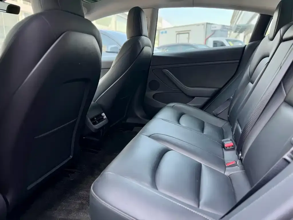 Tesla Model 3 — фото 3