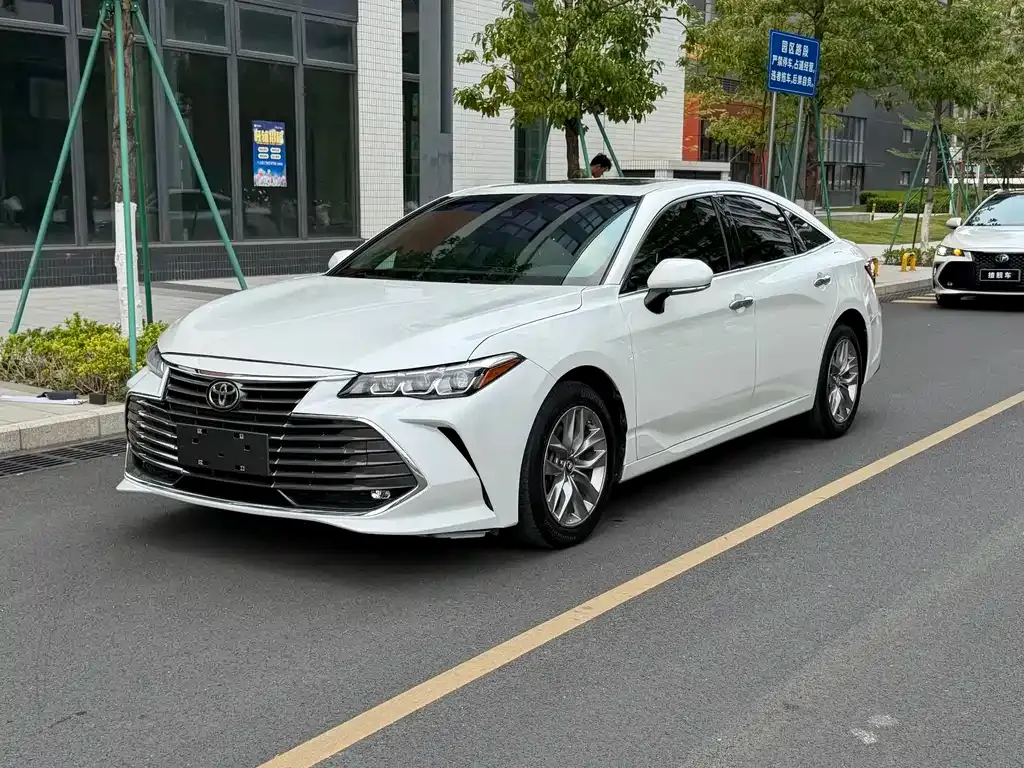 Toyota Avalon — фото 1