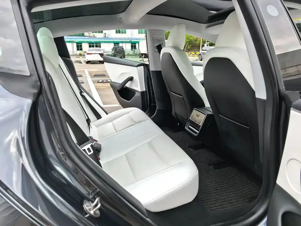 Tesla Model 3 — фото 9