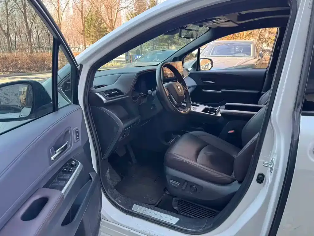 Toyota Granvia — фото 8