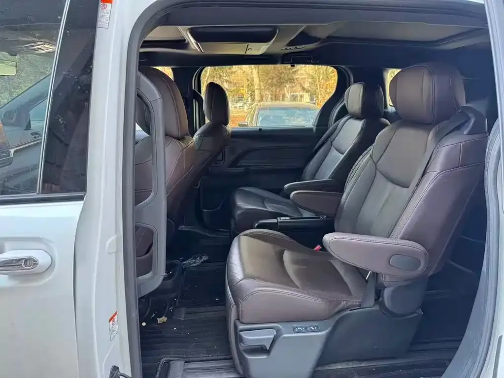Toyota Granvia — фото 3