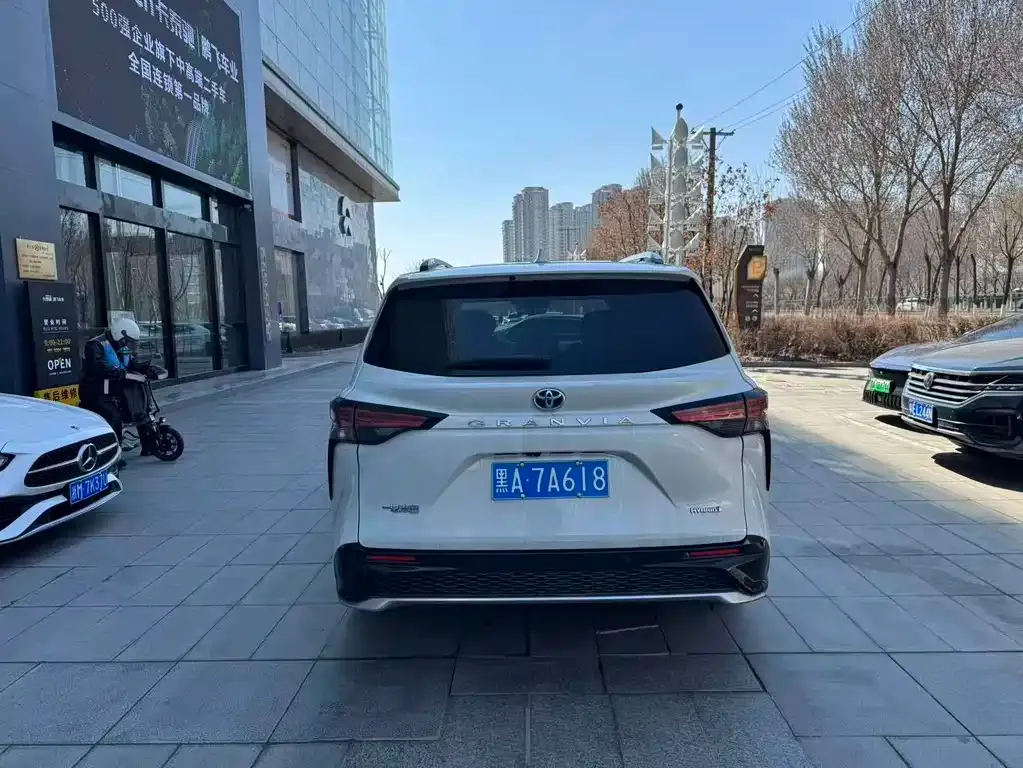 Toyota Granvia — фото 10