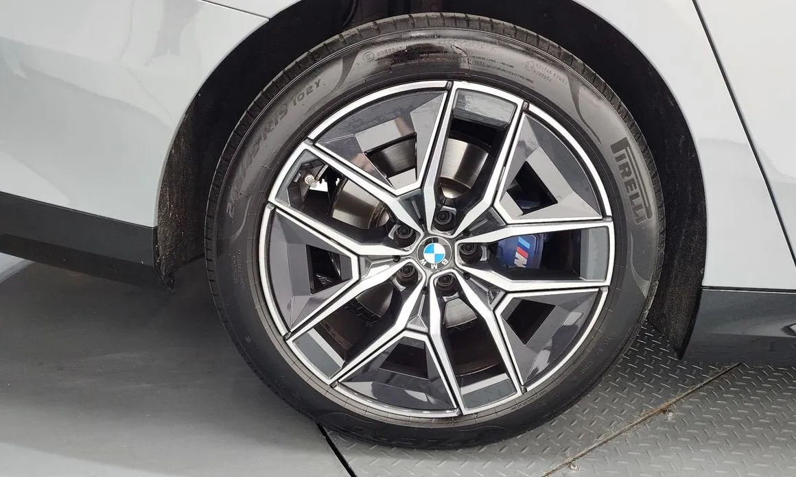 BMW 5-Series 2025 из KR, фото 8