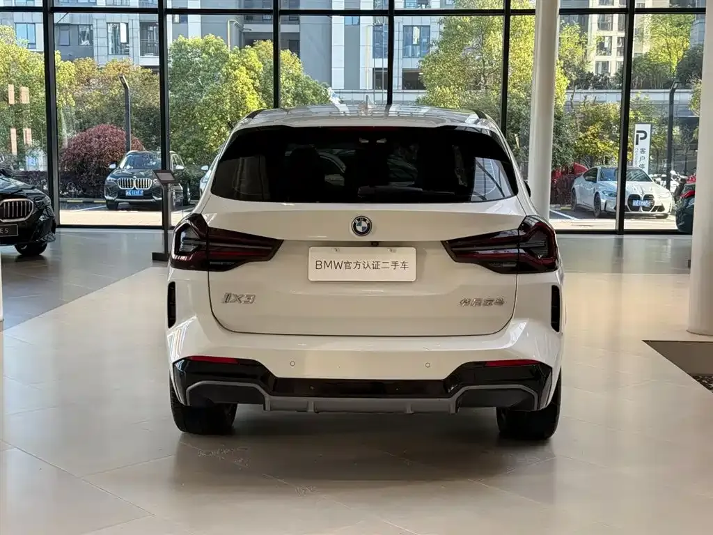 BMW iX3 — фото 9