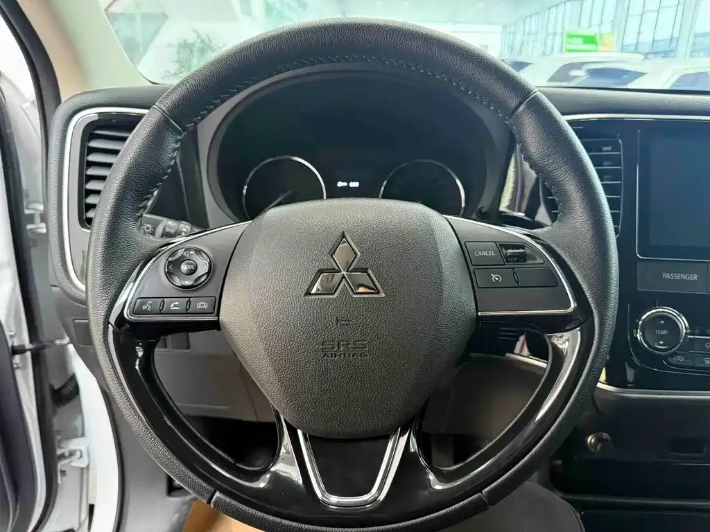 Mitsubishi Outlander — фото 9