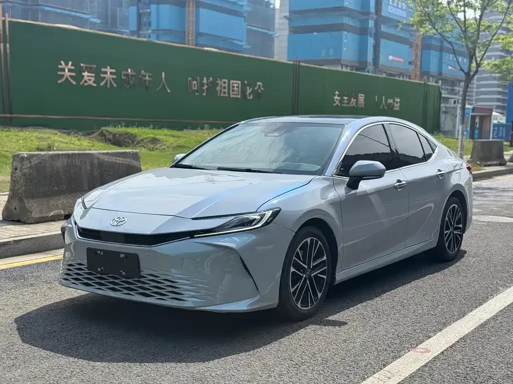 Toyota Camry — фото 1