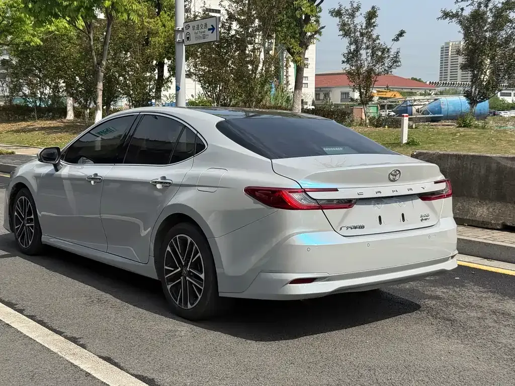 Toyota Camry — фото 7