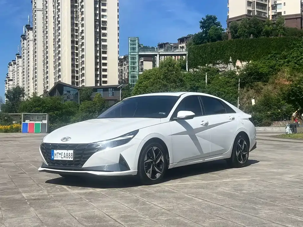 Hyundai Elantra — фото 1