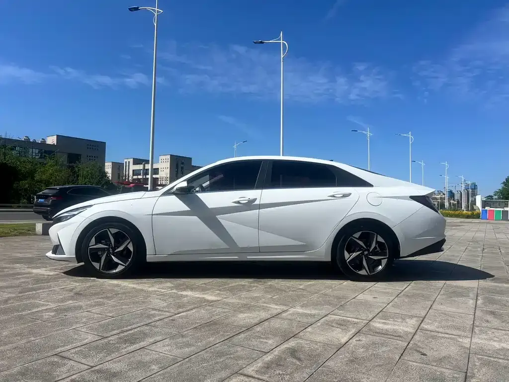 Hyundai Elantra — фото 3