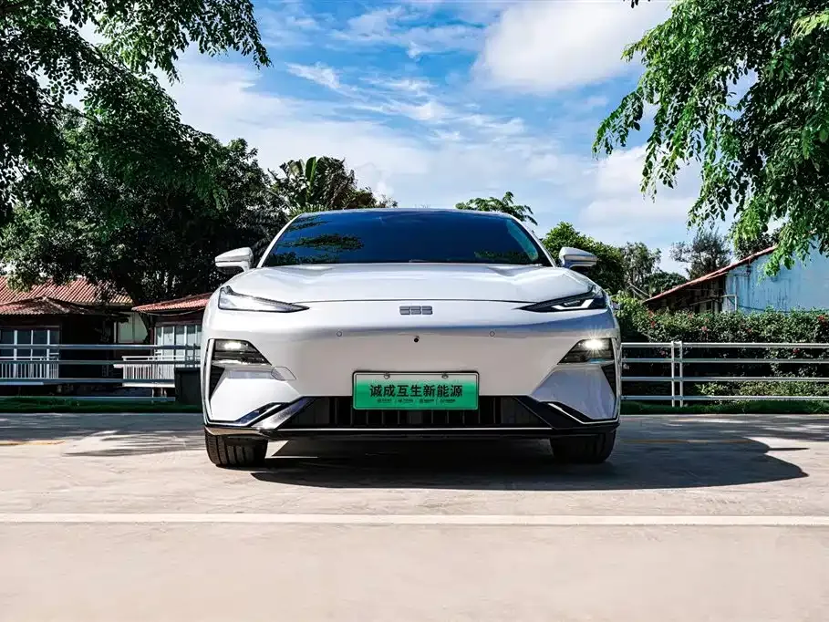 Geely Galaxy E8 — фото 10