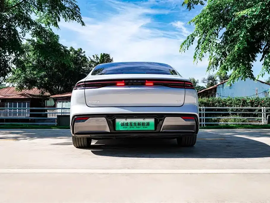 Geely Galaxy E8 — фото 7
