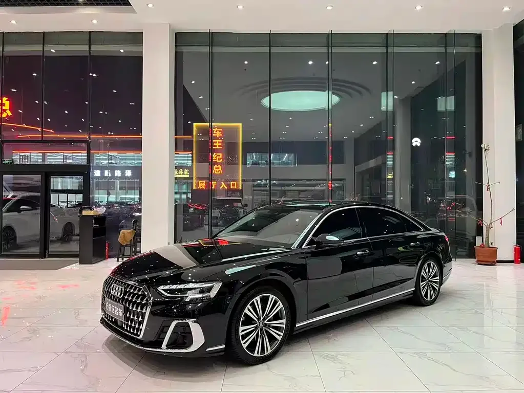 Audi A8 — фото 1
