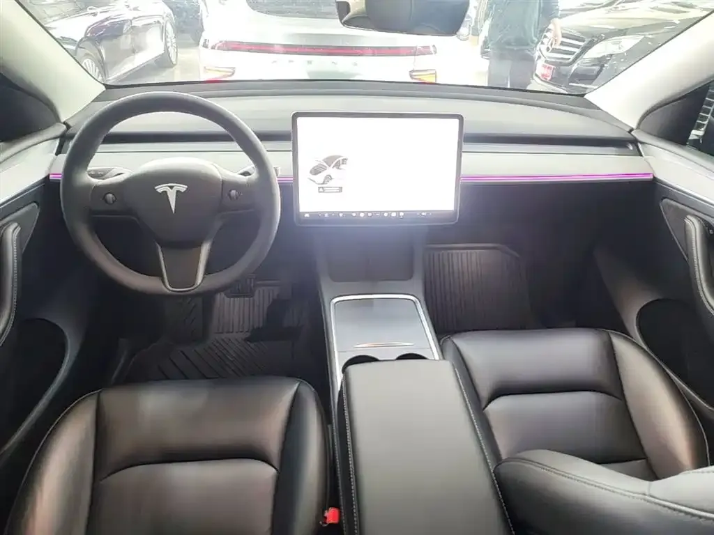 Tesla Model Y — фото 10
