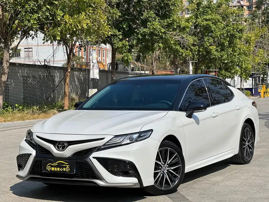 Toyota Camry — фото 1