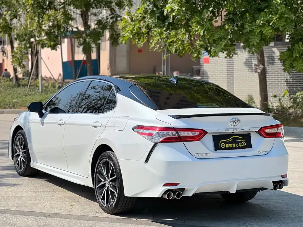 Toyota Camry — фото 10