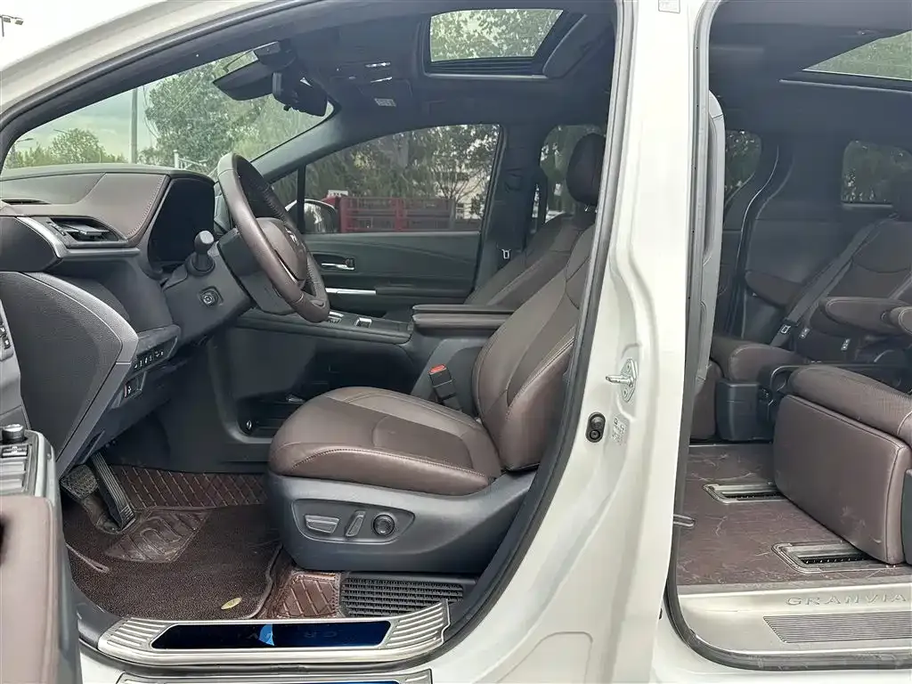 Toyota Granvia — фото 10