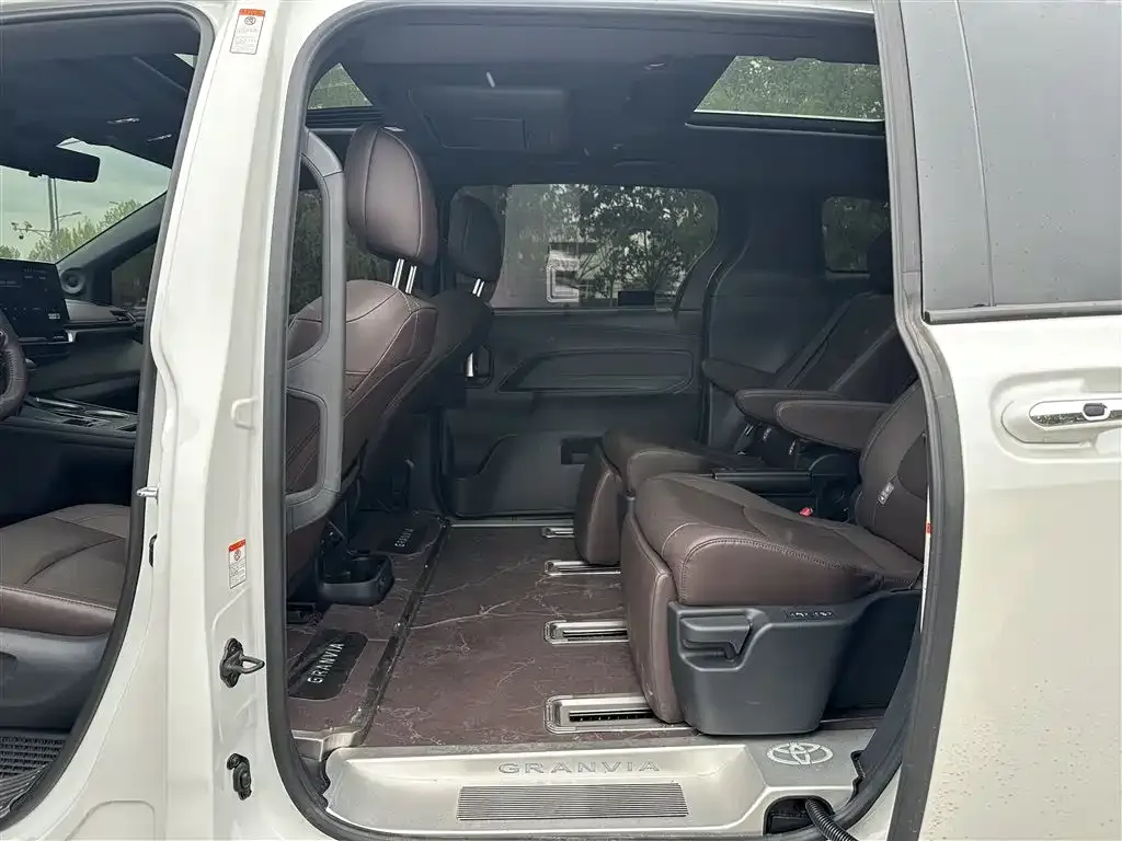 Toyota Granvia — фото 6