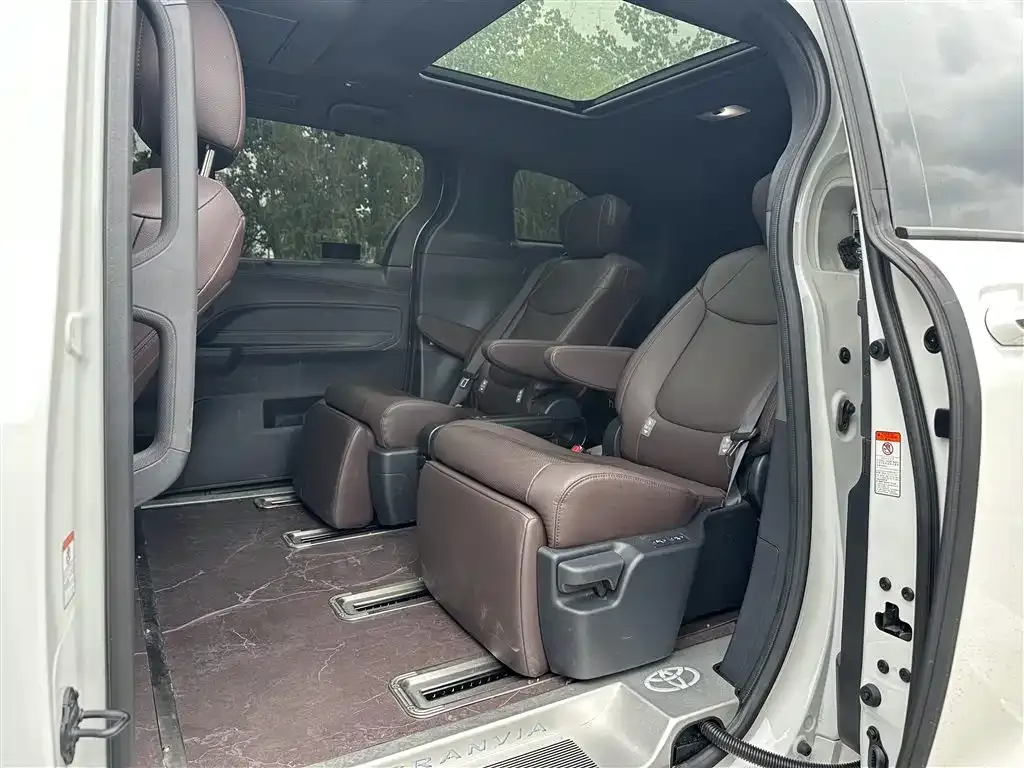 Toyota Granvia — фото 5