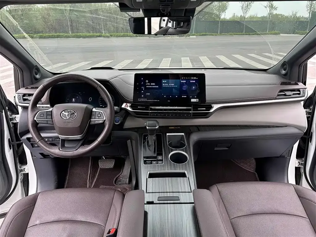 Toyota Granvia — фото 8