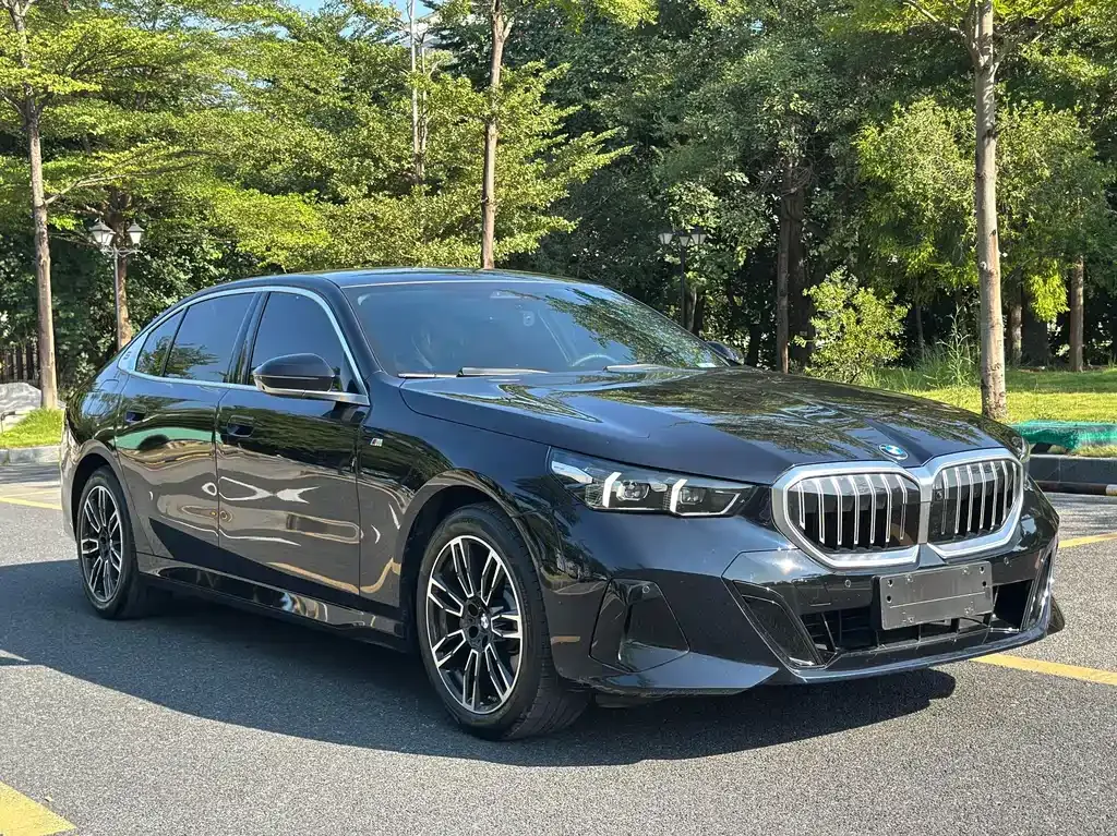 BMW 5 Series — фото 1
