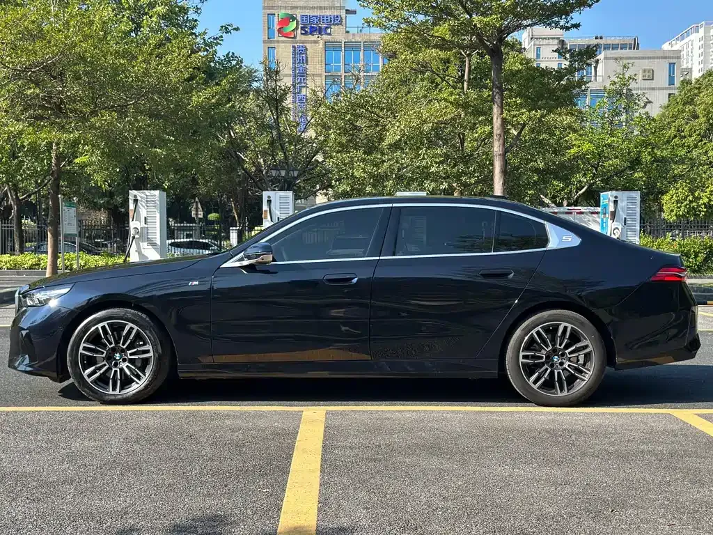BMW 5 Series — фото 9