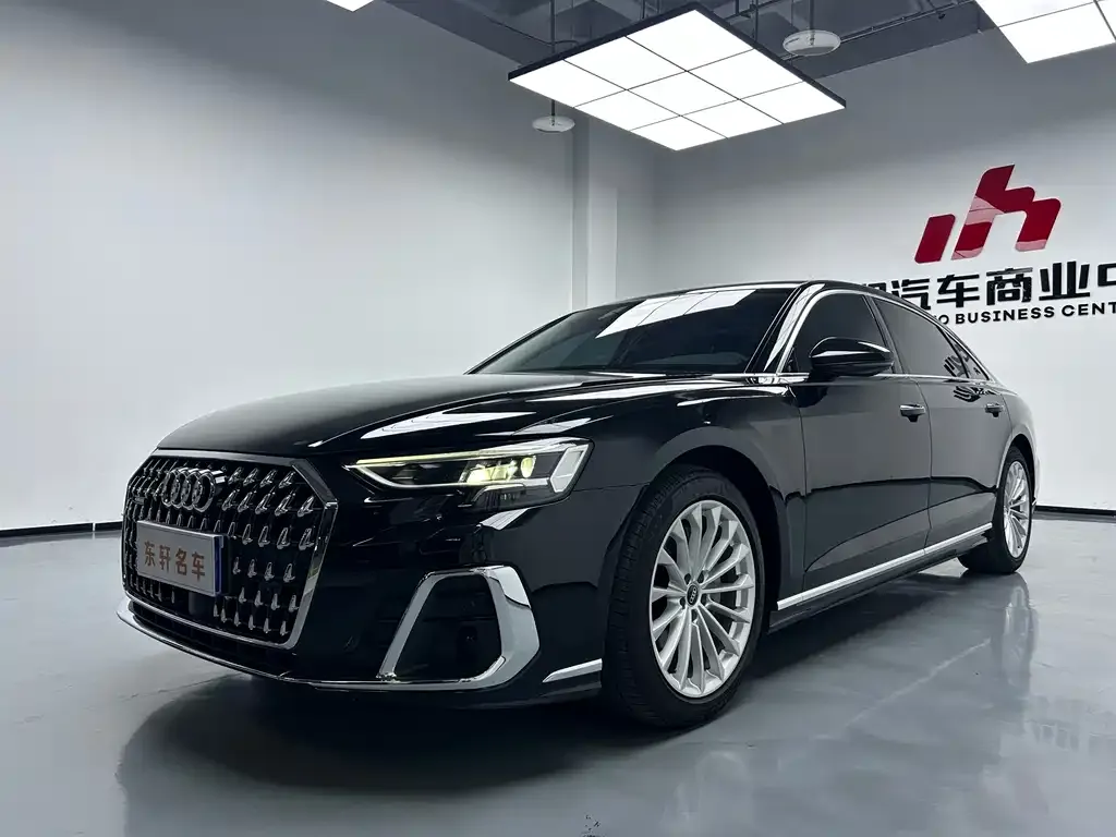 Audi A8 — фото 1