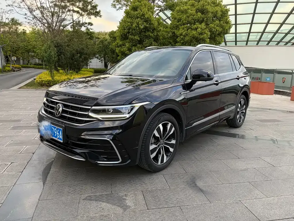 Volkswagen Tiguan L — фото 1