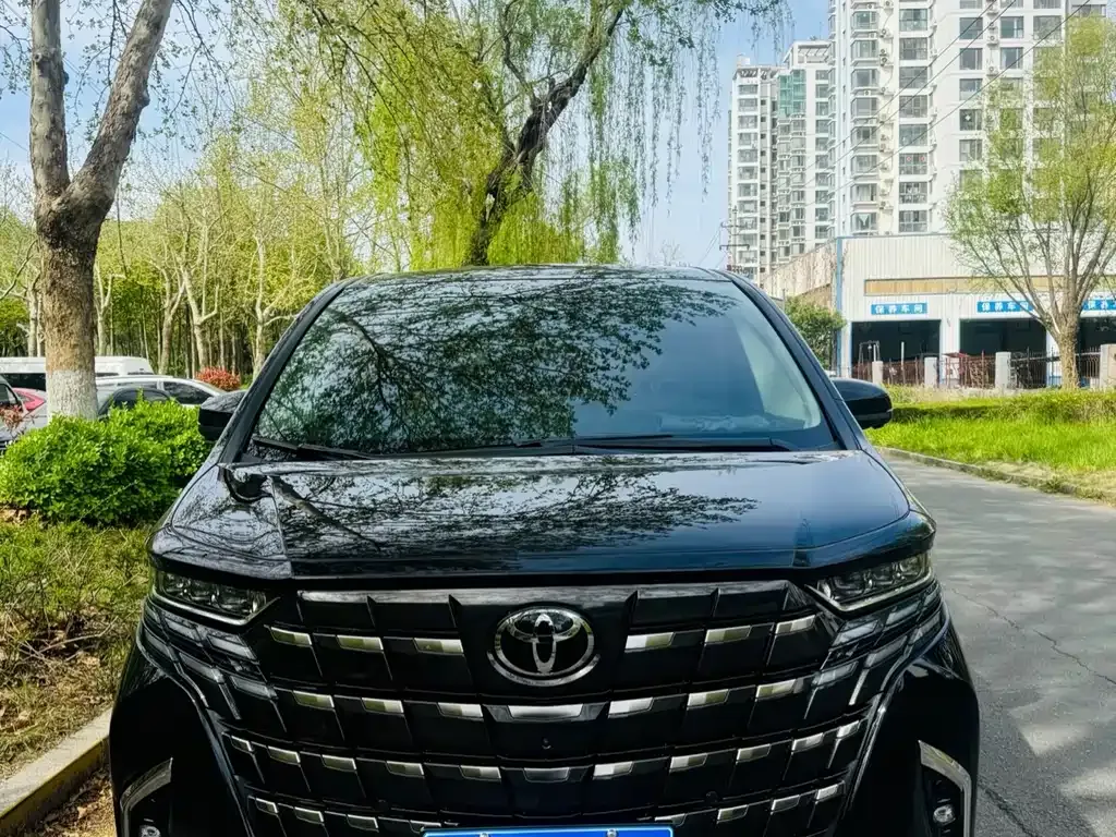 Toyota Alphard — фото 1