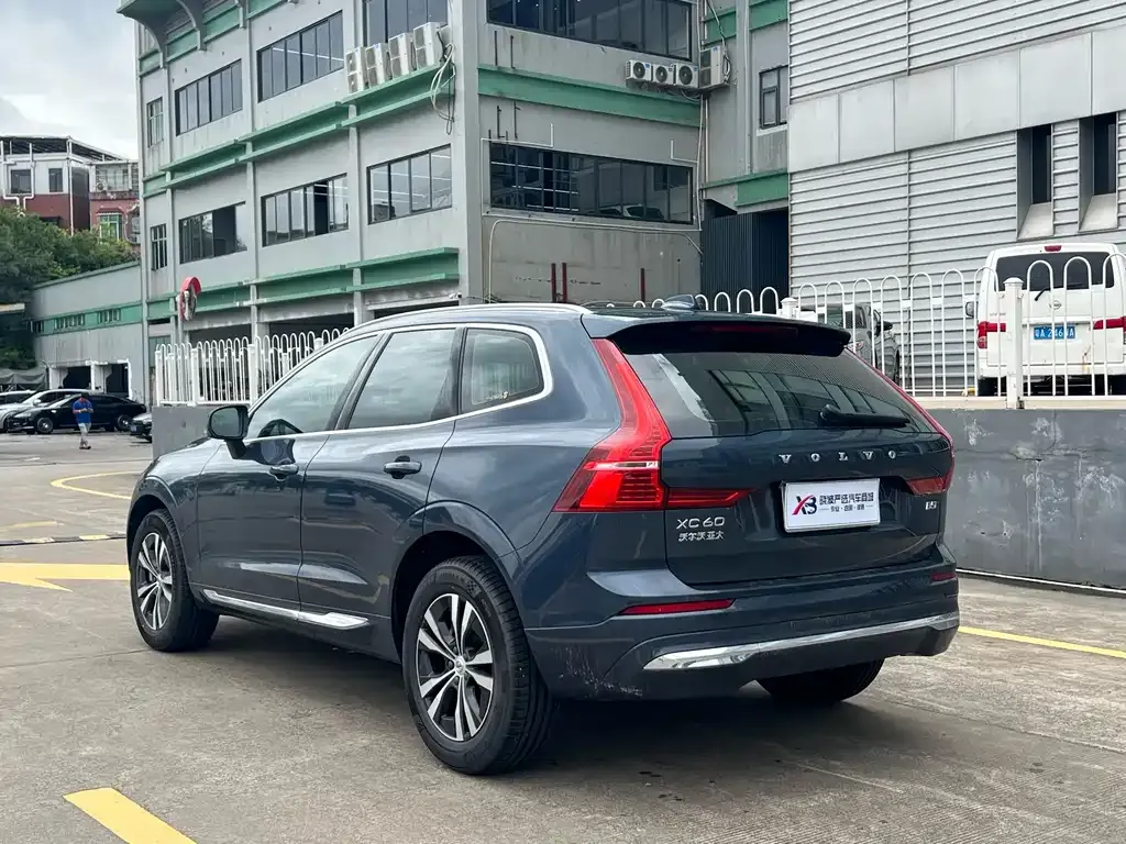 Volvo XC60 — фото 9