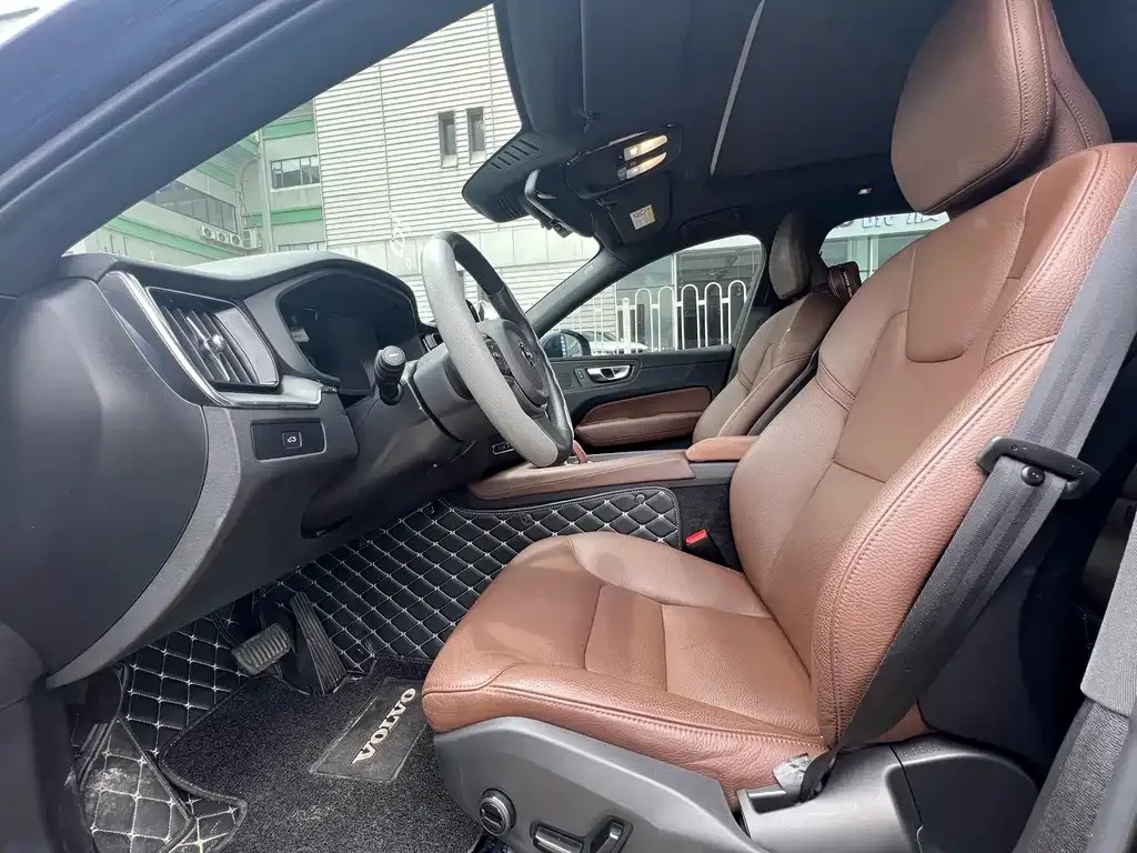 Volvo XC60 — фото 2