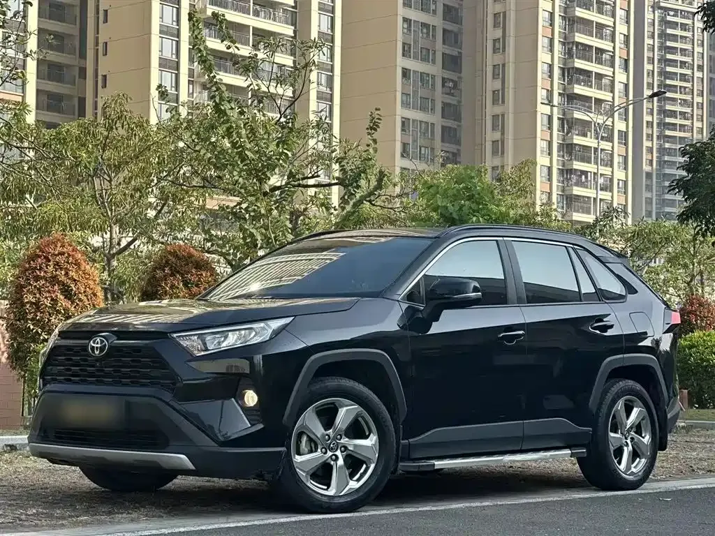 Toyota RAV4 — фото 1