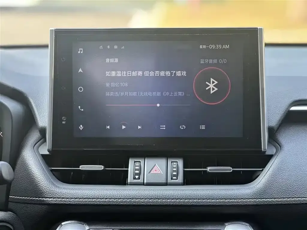 Toyota RAV4 — фото 9