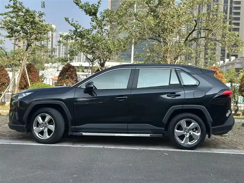 Toyota RAV4 — фото 7