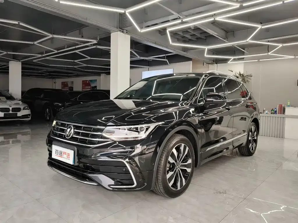 Volkswagen Tiguan L — фото 1
