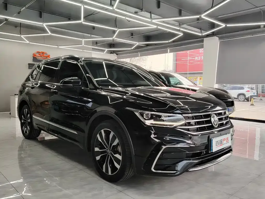Volkswagen Tiguan L — фото 10