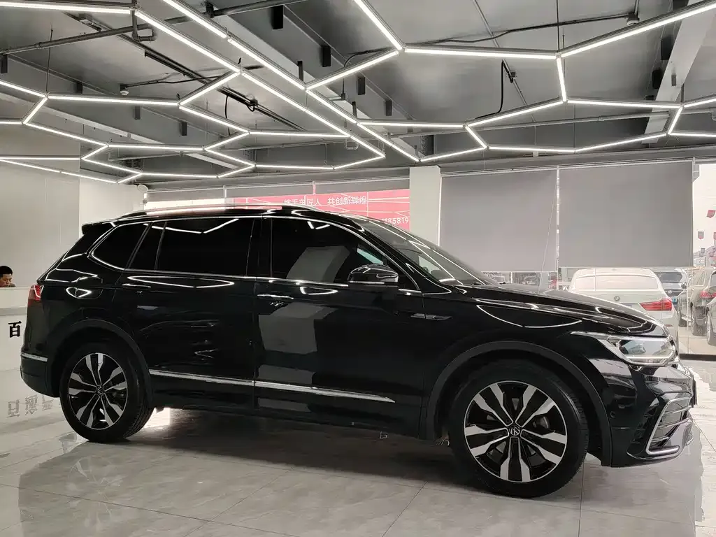 Volkswagen Tiguan L — фото 8