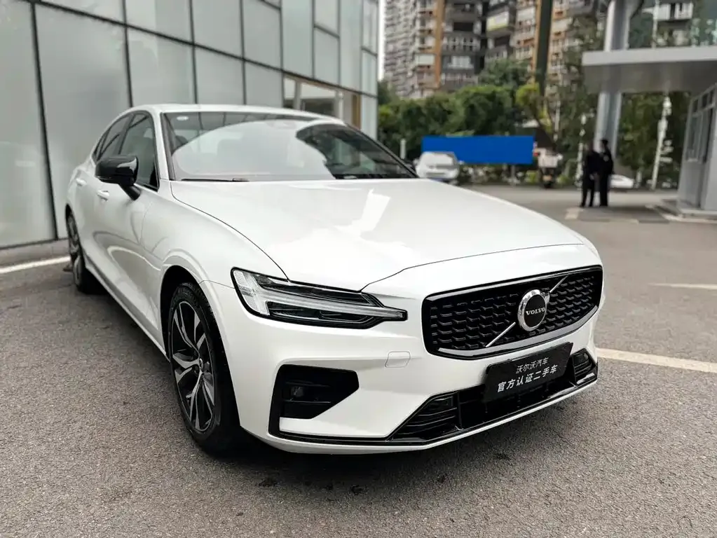 Volvo S60 — фото 10
