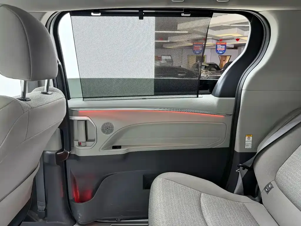 Toyota Sienna — фото 9