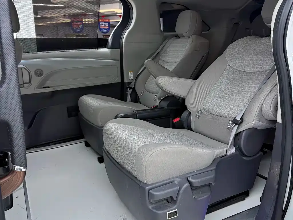 Toyota Sienna — фото 3