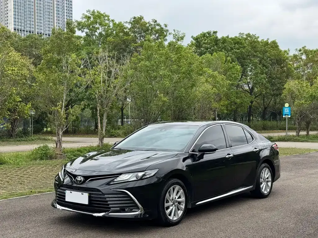 Toyota Camry — фото 1