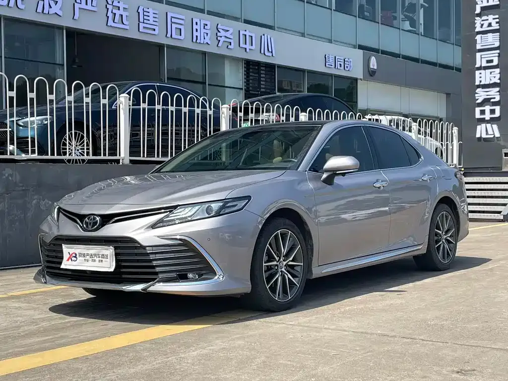 Toyota Camry — фото 1
