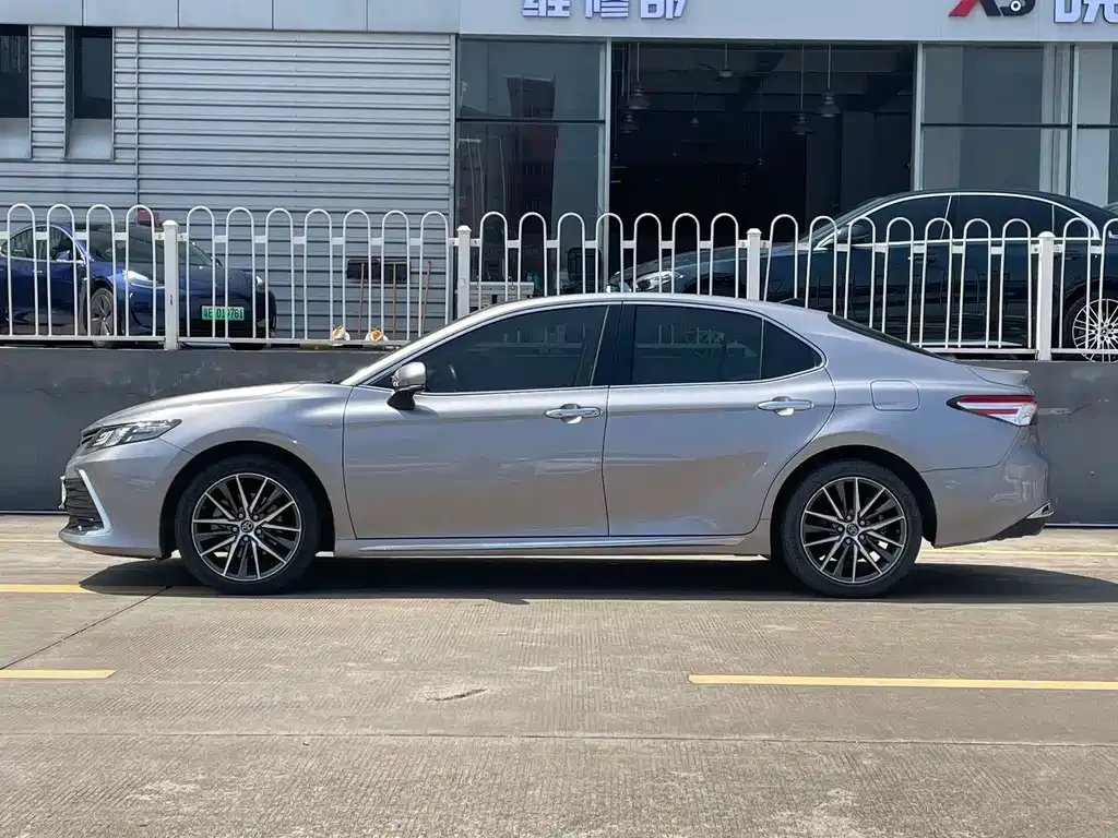 Toyota Camry — фото 6