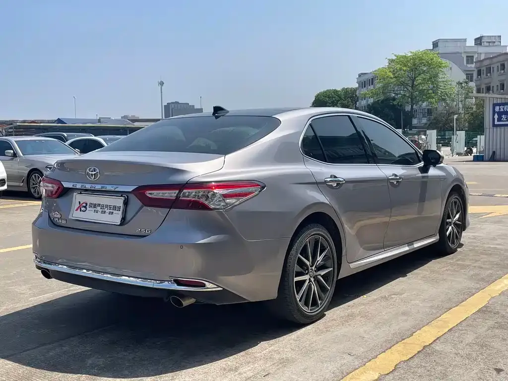 Toyota Camry — фото 9