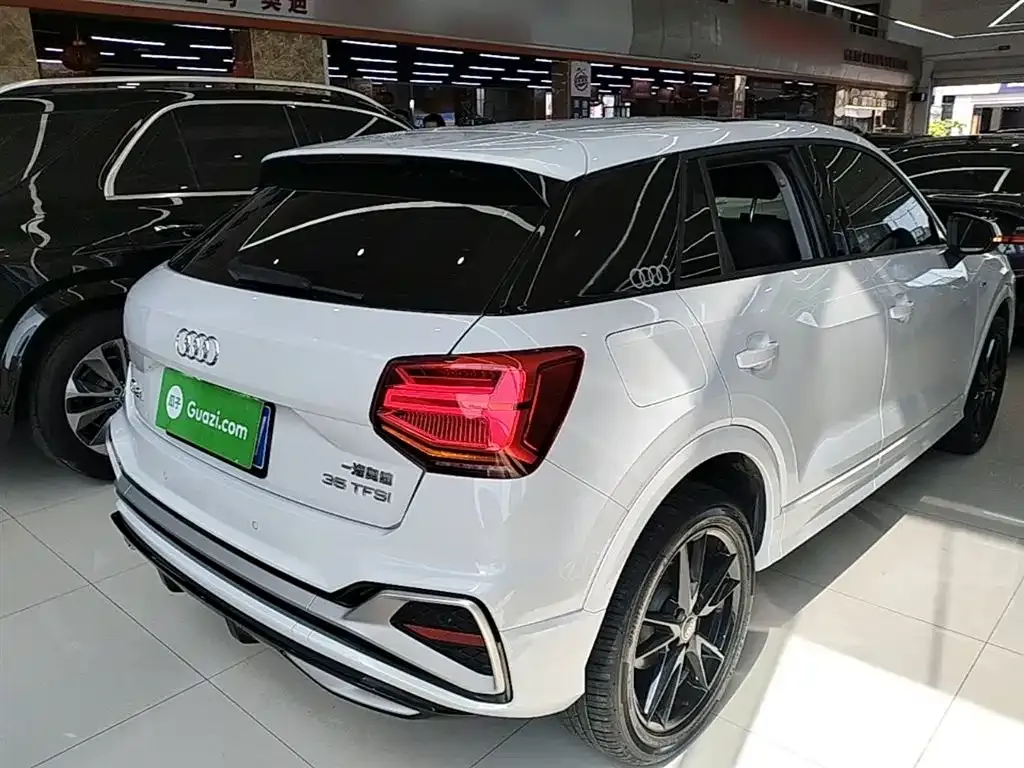 Audi Q2L — фото 6