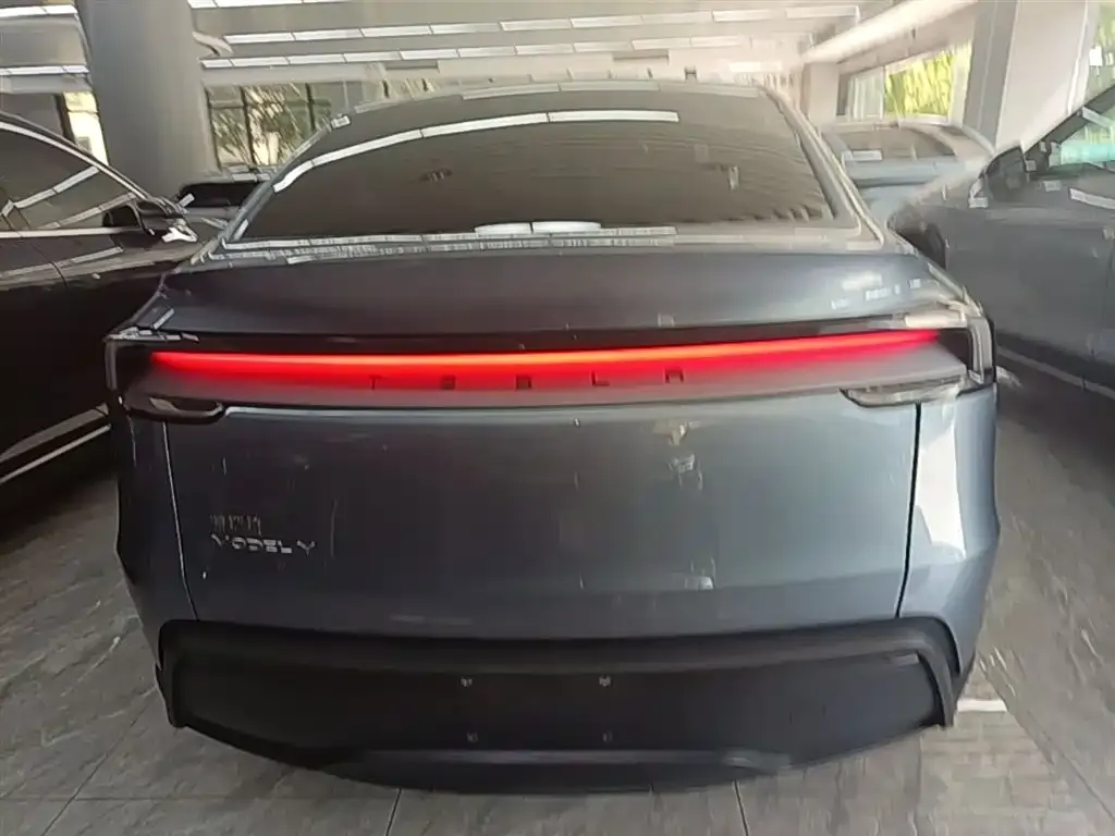 Tesla Model Y — фото 8