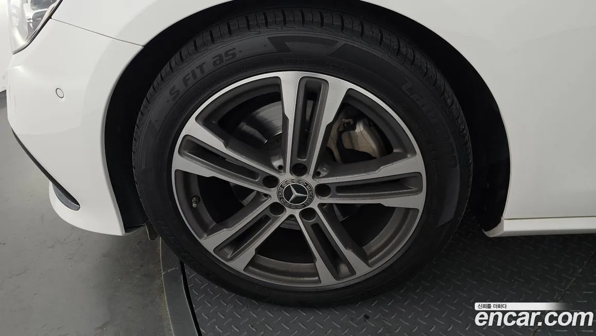 Mercedes-Benz E-Class — фото 6