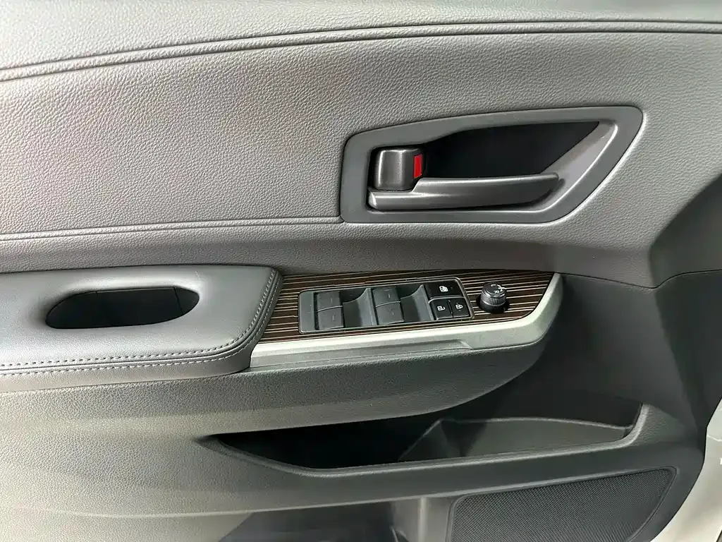 Toyota Granvia — фото 10